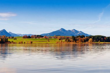 Hopfensee göl manzarası. Bavyera, Almanya