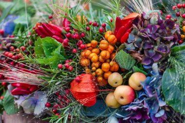 Renkli sonbahar çiçek aranjman