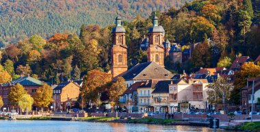 Miltenberg, Almanya - 21 Ekim 2018: Ortaçağ Alman şehir Miltenberg alt Franconia, Bavyera, Almanya Main Nehri üzerinde.