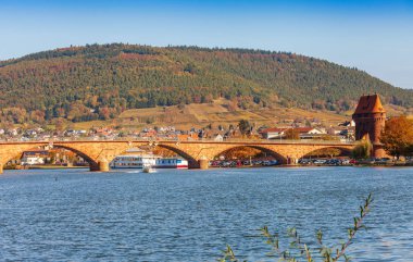 Miltenberg, Almanya - 21 Ekim 2018: Ortaçağ Alman şehir Miltenberg alt Franconia, Bavyera, Almanya Main Nehri üzerinde.