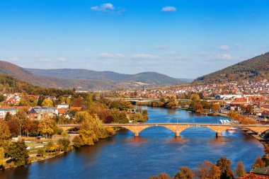 Miltenberg, Almanya - 21 Ekim 2018: Ortaçağ Alman şehir Miltenberg alt Franconia, Bavyera, Almanya Main Nehri üzerinde.