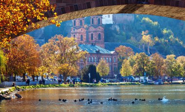 Miltenberg, Almanya - 21 Ekim 2018: Ortaçağ Alman şehir Miltenberg alt Franconia, Bavyera, Almanya Main Nehri üzerinde.