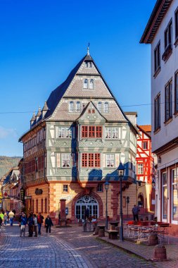 Miltenberg, Almanya - 21 Ekim 2018: Hotel Zum Riesen Ortaçağ Alman şehir Miltenberg alt Franconia, Bavyera, Almanya Main Nehri üzerinde.