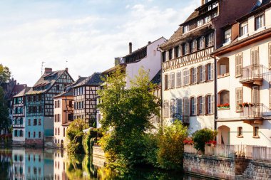Strazburg, eski renkli geleneksel evler Petite France alanında