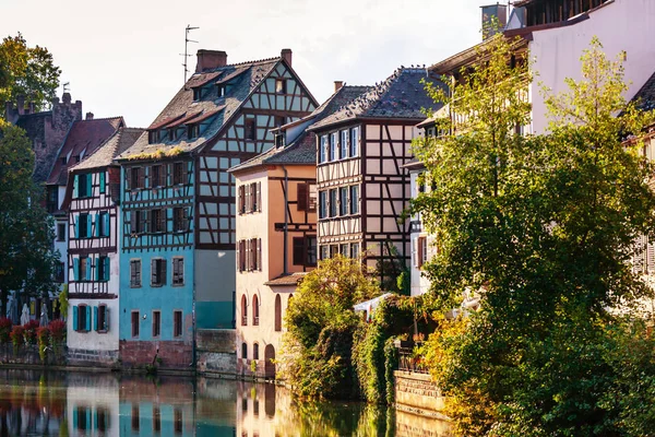 Strazburg, eski renkli geleneksel evler Petite France alanında