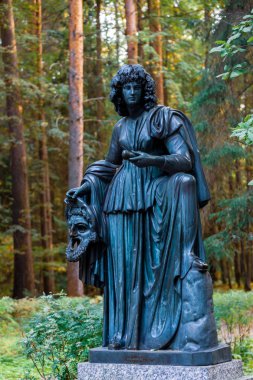 Pavlovsk, St Petersburg, Rusya Federasyonu - 28 Ağustos 2018: Pavlovsk Park, St. Petersburg banliyösünde bir kadın heykeli.