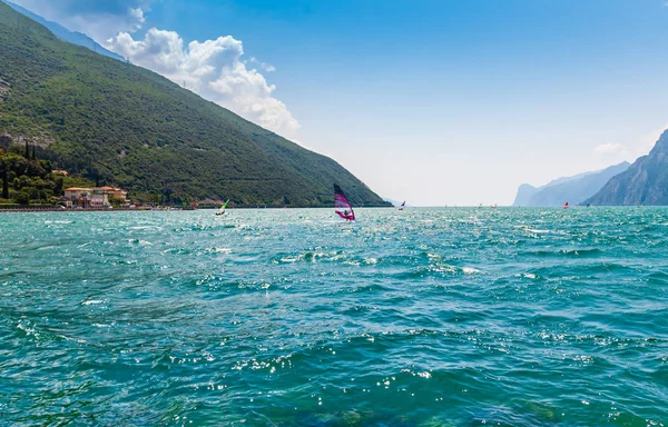 Windsurfing nad jeziorem Garda — Zdjęcie stockowe