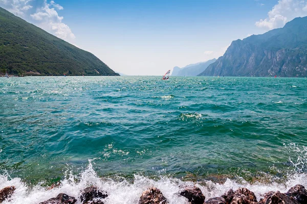 Windsurfing nad jeziorem Garda — Zdjęcie stockowe