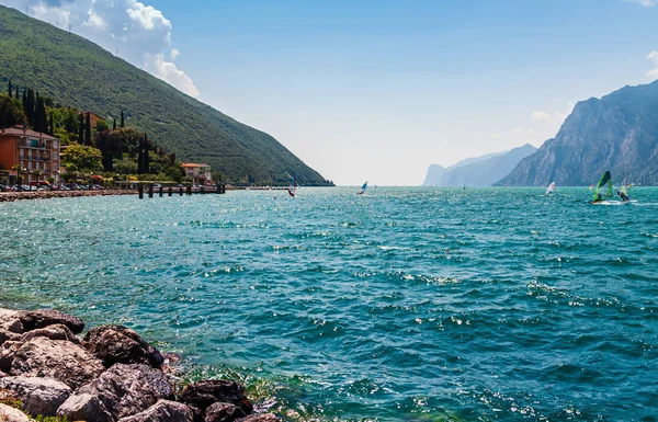 Une planche à voile sur le lac de Garde — Photo