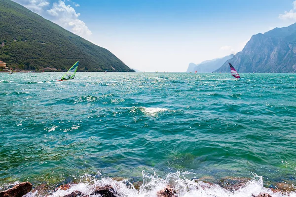 Windsurfing na jezeře Garda — Stock fotografie