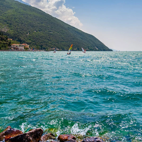 Windsurfing nad jeziorem Garda — Zdjęcie stockowe