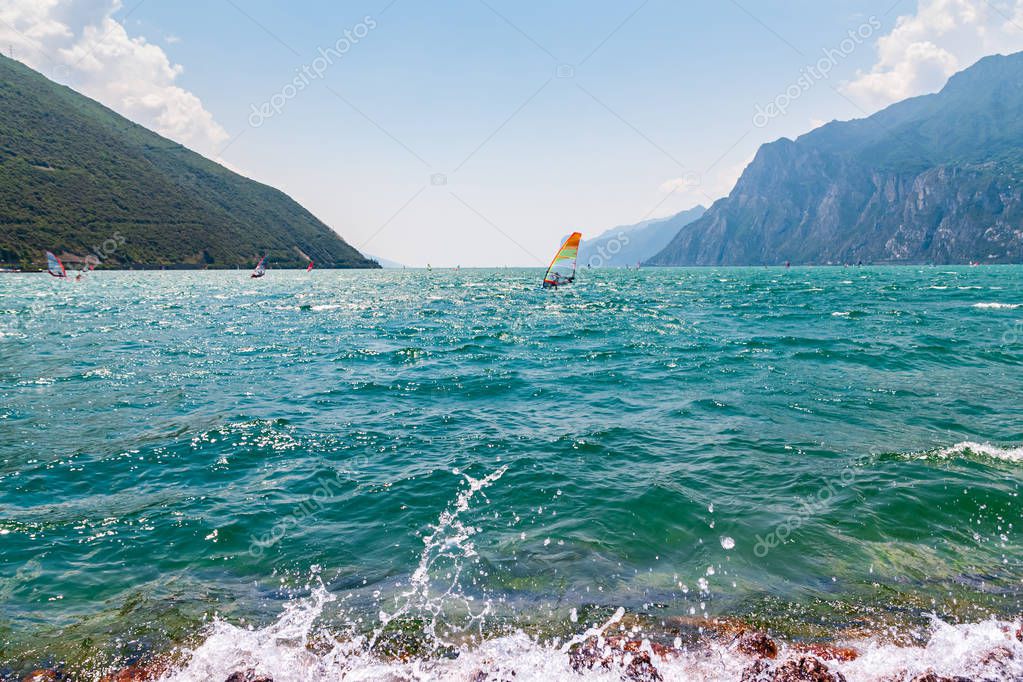 Un windsurf en el lago de Garda 2024