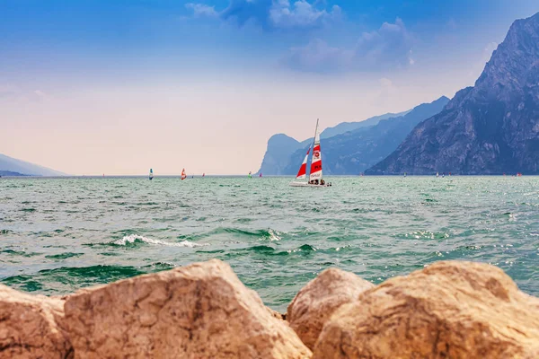 Windsurfing nad jeziorem Garda — Zdjęcie stockowe