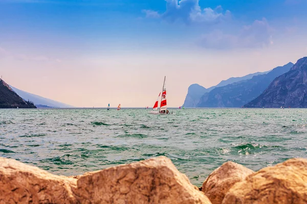 Windsurfing nad jeziorem Garda — Zdjęcie stockowe