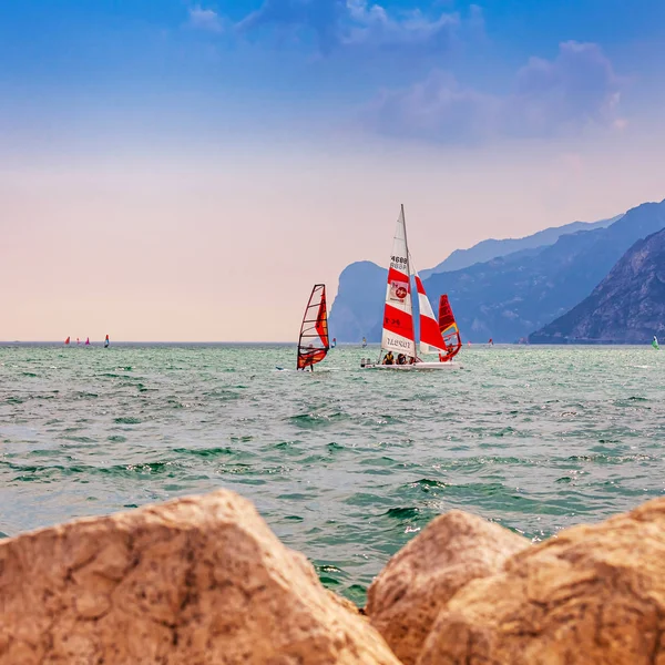 Windsurfing nad jeziorem Garda — Zdjęcie stockowe