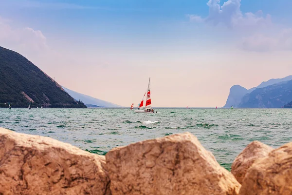 Windsurfing nad jeziorem Garda — Zdjęcie stockowe