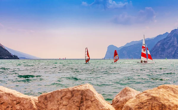 Windsurfing nad jeziorem Garda — Zdjęcie stockowe