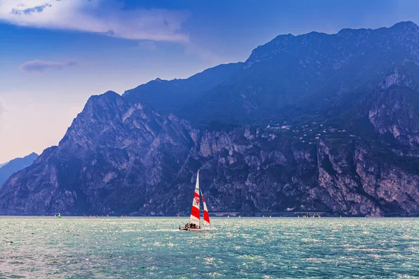 Windsurfing nad jeziorem Garda — Zdjęcie stockowe