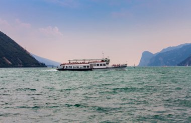 Garda Gölü 'nde bir turist teknesi