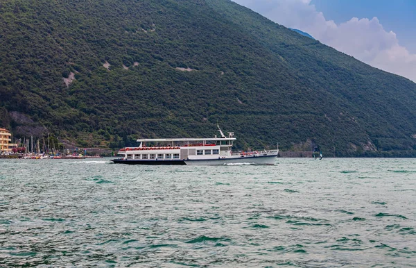 Łódź turystyczna nad jeziorem Garda — Zdjęcie stockowe
