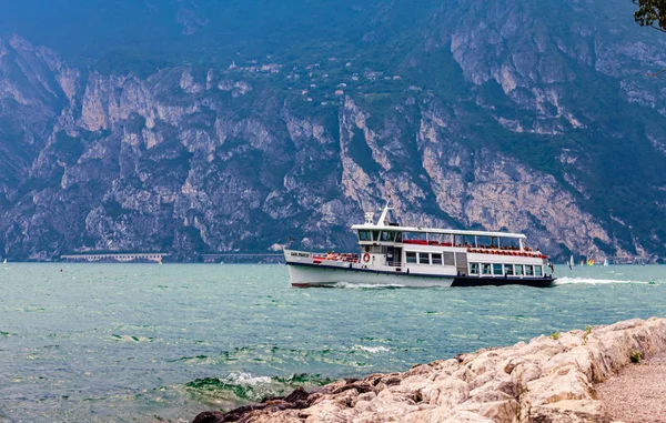 Łódź turystyczna nad jeziorem Garda — Zdjęcie stockowe