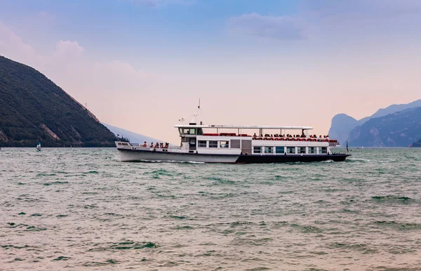 Ένα τουριστικό σκάφος στη λίμνη Γκάρντα — Φωτογραφία Αρχείου