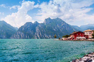 Lago Di Garda sahil şeridi manzarası.