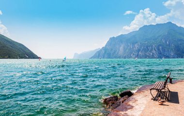 Lago Di Garda sahil şeridi manzarası.