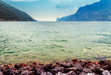  Lago Di Garda sahil şeridi manzarası.