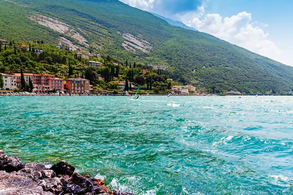 Pohled na pobřeží jezera Lago di Garda. — Stock fotografie