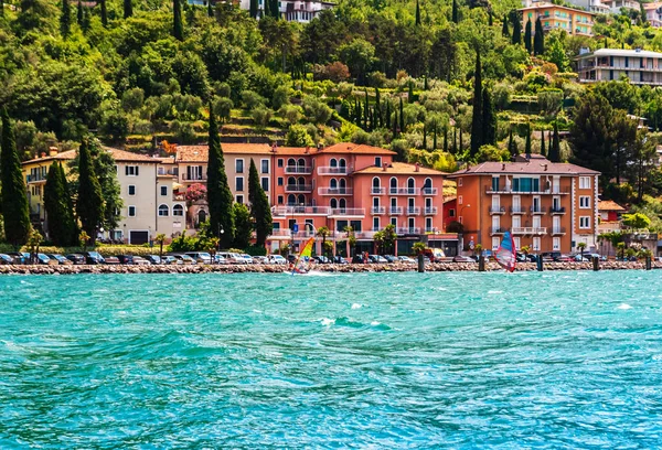 Uitzicht op de kust van Lago di Garda. — Stockfoto