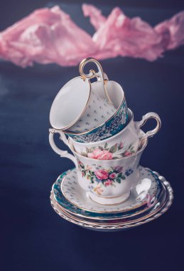 Koyu arkaplanda eski çay fincanları yığını