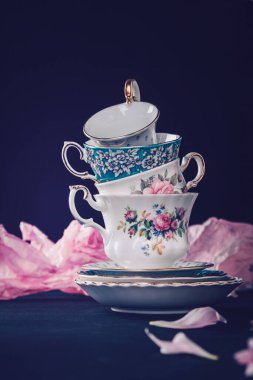 Koyu arkaplanda eski çay fincanları yığını