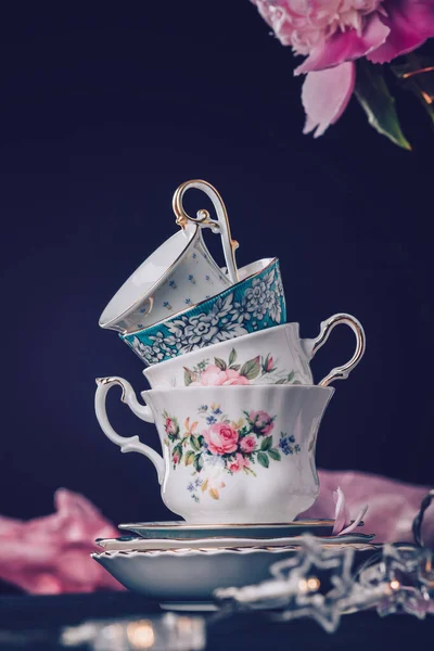Stapel Alter Teetassen Auf Dunklem Hintergrund — Stockfoto
