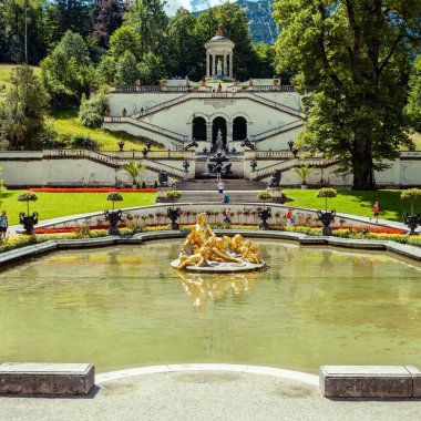 OBERAMMERGAU, BAVARIA, GERMANY - 27 Temmuz 2020: Linderhof Sarayı, Oberammergau, Bavyera, Almanya.