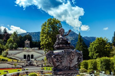 OBERAMMERGAU, BAVARIA, GERMANY - 27 Temmuz 2020: Linderhof Sarayı, Oberammergau, Bavyera, Almanya.