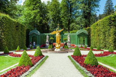 OBERAMMERGAU, BAVARIA, GERMANY - 27 Temmuz 2020: Linderhof Sarayı, Oberammergau, Bavyera, Almanya.