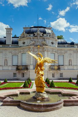 OBERAMMERGAU, BAVARIA, GERMANY - 27 Temmuz 2020: Linderhof Sarayı, Oberammergau, Bavyera, Almanya.