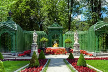 OBERAMMERGAU, BAVARIA, GERMANY - 27 Temmuz 2020: Linderhof Sarayı, Oberammergau, Bavyera, Almanya.