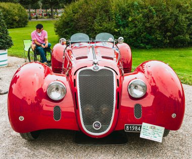 ALMANY, SCHweTZINGEN - EYLÜL 06, 2020: Klasik araba festivali. Yarışmacılar d 'Zarif Otomobil - Schwetzingen Sarayı Bahçesinde CLASSIC-GALA
