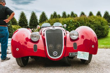 ALMANY, SCHweTZINGEN - EYLÜL 06, 2020: Klasik araba festivali. Yarışmacılar d 'Zarif Otomobil - Schwetzingen Sarayı Bahçesinde CLASSIC-GALA