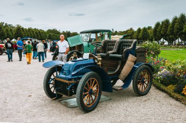 ALMANY, SCHweTZINGEN - EYLÜL 06, 2020: Klasik araba festivali. Yarışmacılar d 'Zarif Otomobil - Schwetzingen Sarayı Bahçesinde CLASSIC-GALA