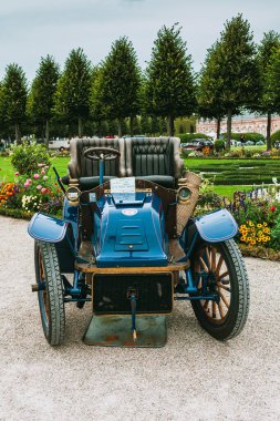 ALMANY, SCHweTZINGEN - EYLÜL 06, 2020: Klasik araba festivali. Yarışmacılar d 'Zarif Otomobil - Schwetzingen Sarayı Bahçesinde CLASSIC-GALA
