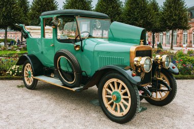 ALMANY, SCHweTZINGEN - EYLÜL 06, 2020: Klasik araba festivali. Yarışmacılar d 'Zarif Otomobil - Schwetzingen Sarayı Bahçesinde CLASSIC-GALA