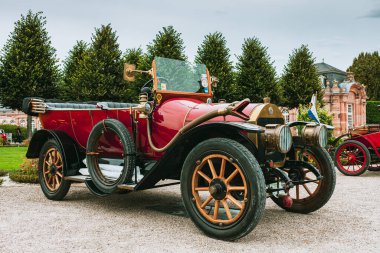 ALMANY, SCHweTZINGEN - EYLÜL 06, 2020: Klasik araba festivali. Yarışmacılar d 'Zarif Otomobil - Schwetzingen Sarayı Bahçesinde CLASSIC-GALA