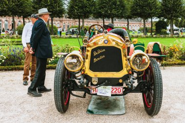 ALMANY, SCHweTZINGEN - EYLÜL 06, 2020: Klasik araba festivali. Yarışmacılar d 'Zarif Otomobil - Schwetzingen Sarayı Bahçesinde CLASSIC-GALA