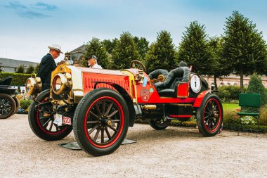 ALMANY, SCHweTZINGEN - EYLÜL 06, 2020: Klasik araba festivali. Yarışmacılar d 'Zarif Otomobil - Schwetzingen Sarayı Bahçesinde CLASSIC-GALA