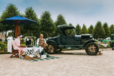 ALMANY, SCHweTZINGEN - EYLÜL 06, 2020: Klasik araba festivali. Yarışmacılar d 'Zarif Otomobil - Schwetzingen Sarayı Bahçesinde CLASSIC-GALA