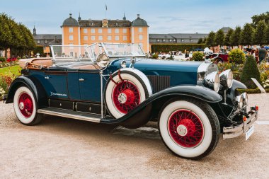 ALMANY, SCHweTZINGEN - EYLÜL 06, 2020: Klasik araba festivali. Yarışmacılar d 'Zarif Otomobil - Schwetzingen Sarayı Bahçesinde CLASSIC-GALA