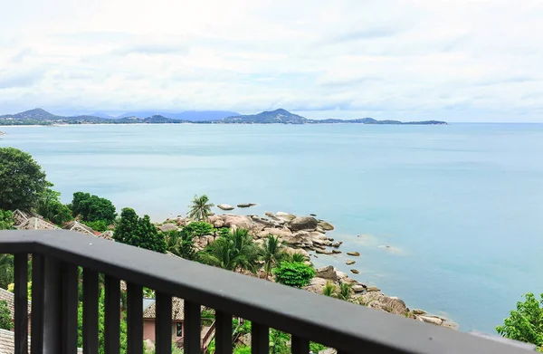 Denizin Koh Samui Tayland büyük beyaz taş zemin üzerine Hindistan cevizi avuç içi